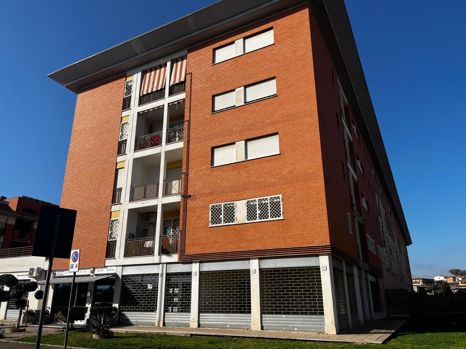 Finocchio –  Negozio 1 locali € 52.000 NT101 XT202