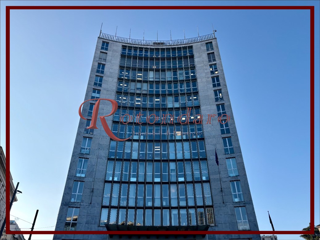 Negozio in Affitto in Via Turati Milano