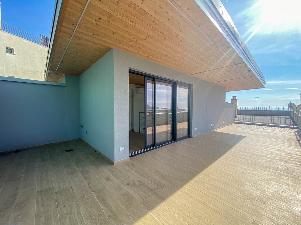 Nuovo trilocale attico con terrazza vista mare!