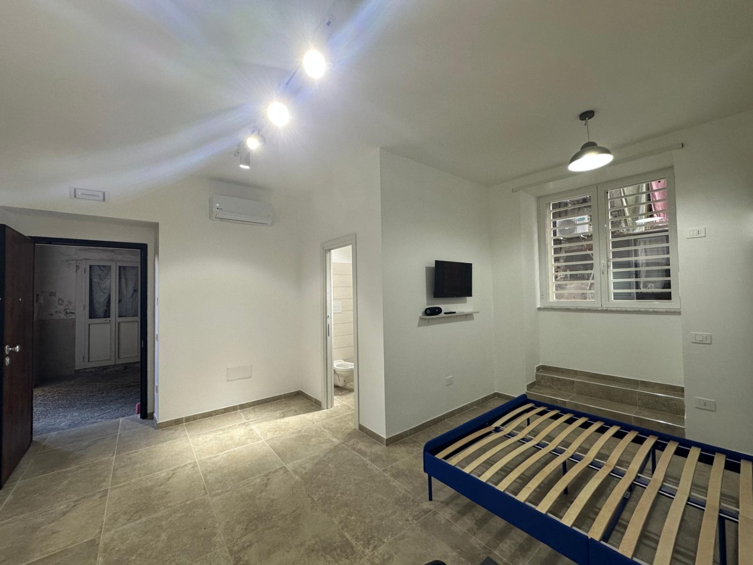 Adiacente via Foria monolocale in locazione