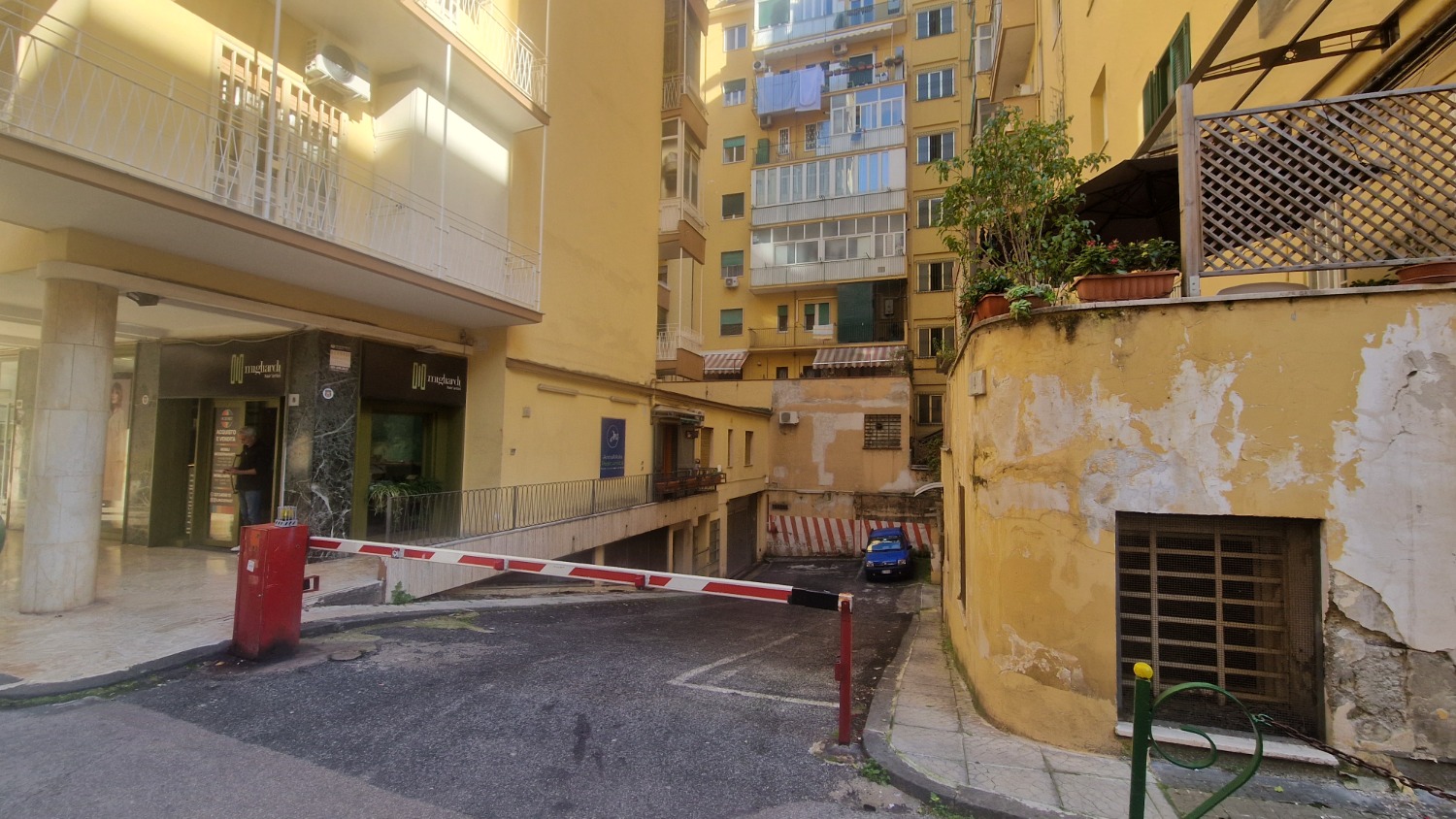 Vomero via Cilea ad. box moto 9 mq