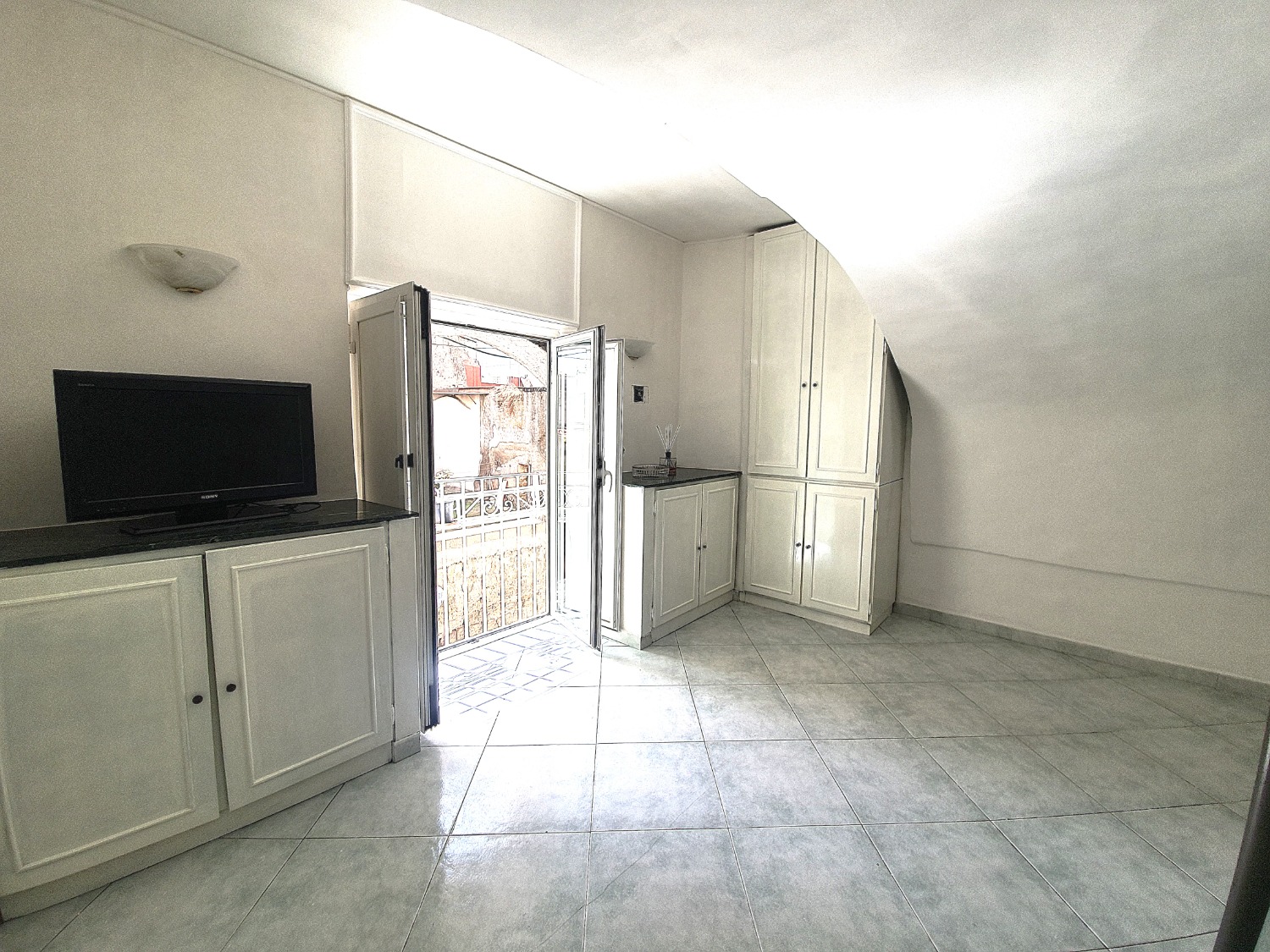 Vomero via Belvedere monolocale accessoriato vista mare