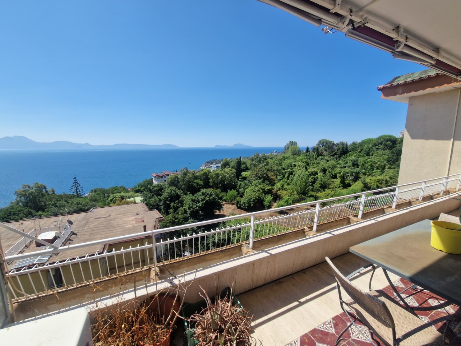 Posillipo via Petrarca appartamento panoramico con box
