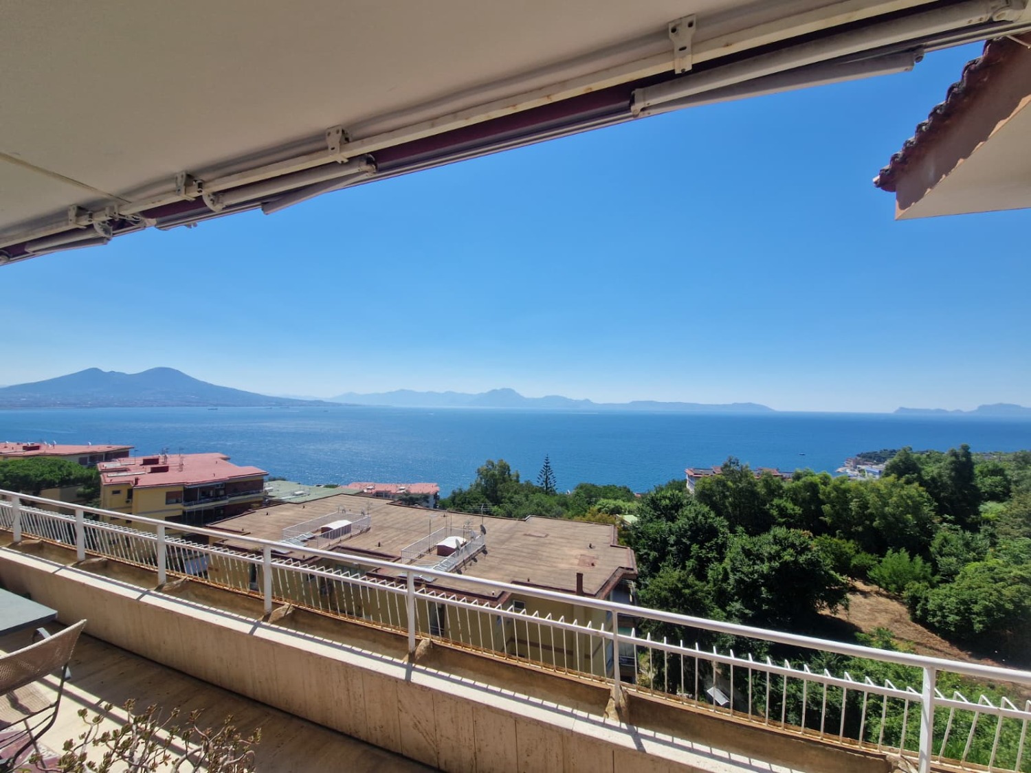 Posillipo via Petrarca appartamento panoramico con box
