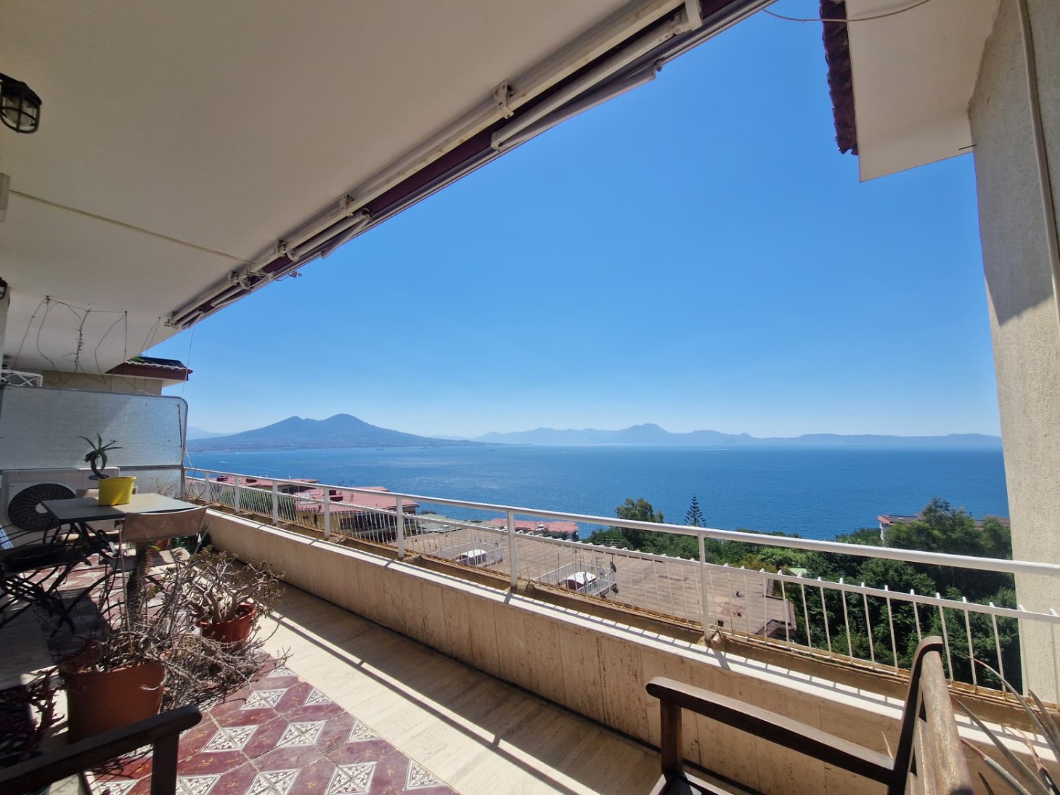 Posillipo via Petrarca appartamento panoramico con box
