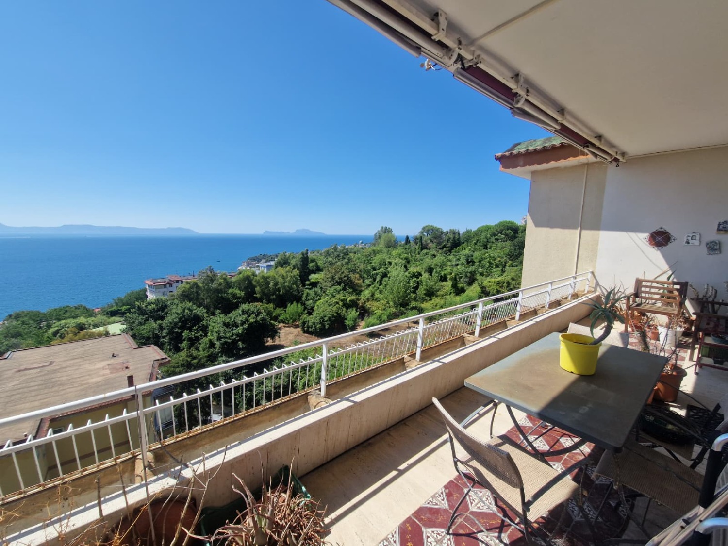 Posillipo via Petrarca appartamento panoramico con box